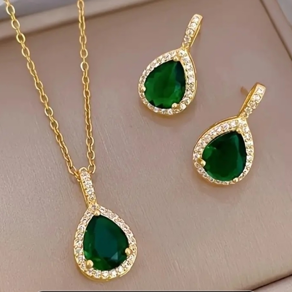 Elegant Green and Gold Jewelry Set